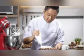 César Yukio, vencedor do MasterChef Confeitaria, contou nas redes sociais sobre a internação provocada por uma infecção no olho.