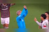 Anderson Daronco usou o novo sinal da CBF durante Fluminense x Palmeiras, no Maracanã, após jogadores reclamarem de um possível pênalti. O árbitro fez um “X” acima da cabeça para indicar que apenas os capitães poderiam conversar com a arbitragem.