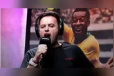 Nas imagens, o locutor esportivo aparece comemorando a vitória azulina e descrevendo a alegria que o Clube do Remo causou no Mangueirão com o gol de Gabriel Taliari no segundo tempo, que definiu o resultado em 2 a 2.