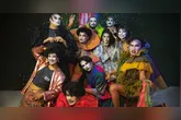 Grande parte dos figurinos utilizados nas performances nasce do reaproveitamento de roupas, tecidos e materiais, o chamado upcycling, técnica que transforma peças existentes em criações inéditas sem gerar novo desperdício.