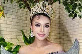 Putri Andriani Juficha, vice-campeã do Miss Grand Indonésia 2025, faleceu aos 25 anos, no dia do seu aniversário. A causa da morte ainda não foi revelada.