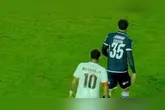Imagem mostra o camisa 10 provocando o volante Edson Fernando ao olhar para a parte de trás da camisa, em um dos momentos mais tensos do confronto na Vila Belmiro.