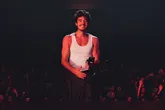 Tiago Iorc se apresenta em Belém após mordida de cachorro, com show repleto de emoção e reencontro com fãs.