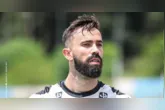 Matheus Vargas, volante do Paysandu, recebeu alta após passar 12 dias internado para tratar uma infecção no joelho esquerdo.