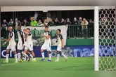 Vitor Bueno e Iago Pikachu, em conversa durante mais um jogo do Remo na Série A