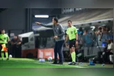 Léo Condé orienta os jogadores azulinos durante o jogo deste sábado (01/08), na Vila Belmiro.