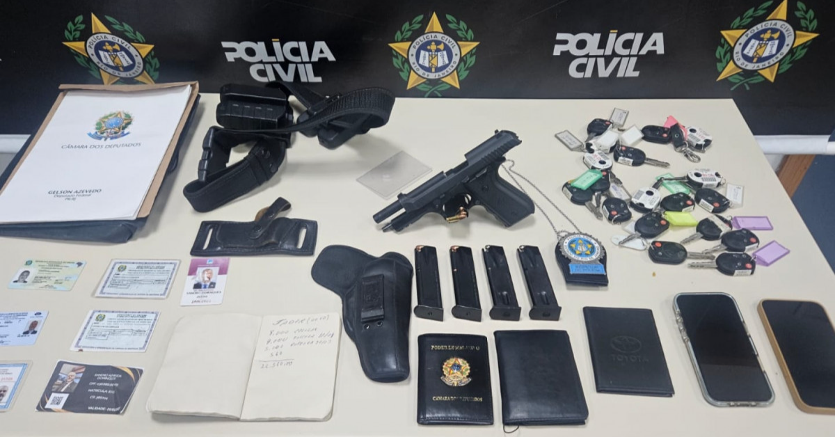 Polícia Civil apreendeu com o falso agente uma pistola calibre 9 mm, carregadores municiados, distintivo original da corporação, cinto tático, carteira funcional falsificada e diversas chaves de veículos durante a prisão na Barra da Tijuca, no Rio.