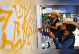 Alunos aprendem técnicas de pintura com spray durante oficina do projeto Paredes Vivas no NIC, em Canaã dos Carajás.