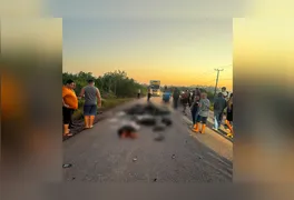 Equipes de resgate e perícia trabalham no trecho da PA-151 onde ocorreu o acidente fatal deste sábado.