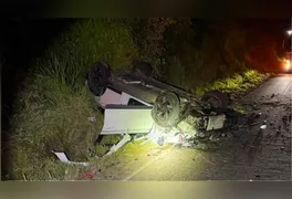 Com a violência do impacto frontal, o carro capotou na pista de rolamento e parou com as rodas voltadas para cima