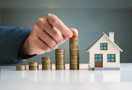 Estudo mostra que o auge financeiro ocorre na maturidade, enquanto os jovens lideram no ritmo de reajustes.