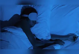 Pesquisa associa dormir mais de 8 horas por noite a maior chance de demência; neurologista da USP explica que qualidade do descanso é essencial.