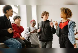 Hábito comum em conversas pode estar associado a ansiedade, impulsividade, aceleração do pensamento ou padrões de comunicação familiar.