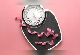 Práticas como focar no ato de comer e combinar fibras e proteínas na primeira refeição do dia evitam o efeito sanfona e favorecem o metabolismo.