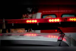 Crime ocorreu na noite de domingo no Setor Aldeia do Vale; suspeitos fugiram após os disparos e seguem procurados.