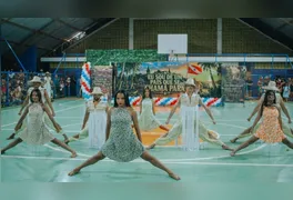 Segunda edição do evento celebrou o Mês do Folclore com disputas de dança, gastronomia típica e público expressivo na quadra da Escola José Pereira Barbosa.