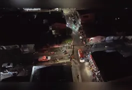Chamas de grandes proporções atingiram o bairro Santa Isabel na noite de segunda-feira (3); não há registro de vítimas.