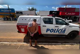 Embora o suspeito tenha negado a prática ilícita, os policiais constataram um forte odor característico de maconha na área aberta do bar.