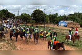 Cavaleiros e amazonas percorrem trecho da Transamazônica durante a Cavalgada da EXPO21, em Marabá.