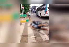 Agentes de trânsito e socorristas isolam a área do cruzamento entre a Avenida Antônio Maia e a Travessa Santa Terezinha após colisão fatal.