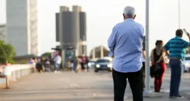 Benefício do INSS depositado após a morte do segurado não deve ser sacado por familiares. O valor devido até a data do óbito pode ser solicitado legalmente pelos herdeiros ou dependentes, seguindo as regras do instituto.