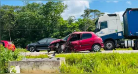 Acidente em Santa Maria do Pará destruiu a parte dianteira de dois veículos e provocou congestionamento na rodovia.