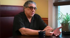 Vincent Pastore ficou mundialmente conhecido por interpretar Salvatore "Big Pussy" Bonpensiero na série Família Soprano, um dos personagens mais marcantes da televisão.