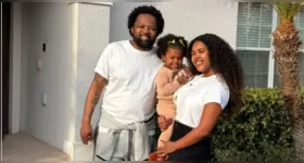 A filha de Xande de Pilares sofreu uma mordida no dedo durante uma brincadeira na escola, segundo relato da mãe.
