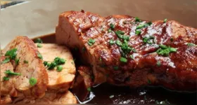 Filé Mignon Suíno na Cerveja Preta combina carne dourada e molho encorpado para o almoço de Dia dos Pais.