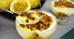 Cocada cremosa de maracujá é uma das receitas fáceis e deliciosas para preparar como sobremesa em casa.
