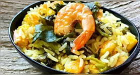 Arroz paraense reúne tucupi, jambu e camarão em uma receita típica da culinária do Pará.
