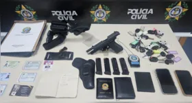 Polícia Civil apreendeu com o falso agente uma pistola calibre 9 mm, carregadores municiados, distintivo original da corporação, cinto tático, carteira funcional falsificada e diversas chaves de veículos durante a prisão na Barra da Tijuca, no Rio.
