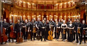 A apresentação propõe ao público um percurso musical que começa no Brasil e segue em direção às paisagens sonoras do norte da Europa.