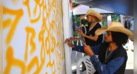 Alunos aprendem técnicas de pintura com spray durante oficina do projeto Paredes Vivas no NIC, em Canaã dos Carajás.