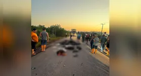 Equipes de resgate e perícia trabalham no trecho da PA-151 onde ocorreu o acidente fatal deste sábado.