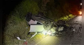 Com a violência do impacto frontal, o carro capotou na pista de rolamento e parou com as rodas voltadas para cima