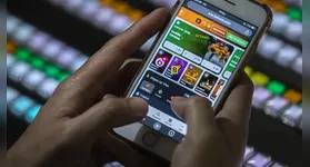 Em 2025, apostas esportivas retiraram R$ 62,5 bilhões das famílias brasileiras, impactando suas finanças de maneira significativa.
