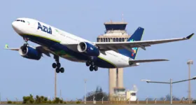 Airbus A330 da Azul sai da pista no Alasca após falha no trem de pouso durante voo de entrega da China para o Brasil. Aeronave estava sem passageiros e os três tripulantes não ficaram feridos.