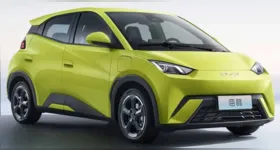 Mercado de carros cresce 19,03% no Brasil até julho, enquanto fabricantes chineses, com destaque para a BYD, avançam 146,67% e ampliam sua participação nas vendas.