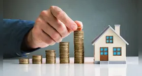 Estudo mostra que o auge financeiro ocorre na maturidade, enquanto os jovens lideram no ritmo de reajustes.