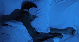 Pesquisa associa dormir mais de 8 horas por noite a maior chance de demência; neurologista da USP explica que qualidade do descanso é essencial.
