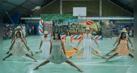 Segunda edição do evento celebrou o Mês do Folclore com disputas de dança, gastronomia típica e público expressivo na quadra da Escola José Pereira Barbosa.