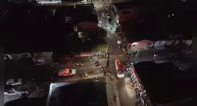 Chamas de grandes proporções atingiram o bairro Santa Isabel na noite de segunda-feira (3); não há registro de vítimas.