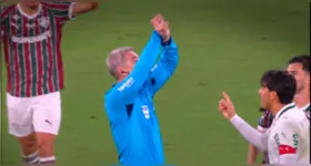 Anderson Daronco usou o novo sinal da CBF durante Fluminense x Palmeiras, no Maracanã, após jogadores reclamarem de um possível pênalti. O árbitro fez um “X” acima da cabeça para indicar que apenas os capitães poderiam conversar com a arbitragem.