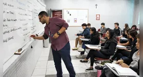 Saiba tudo sobre o concurso para professores no CE: 2 mil vagas, salário de R$ 7,1 mil, inscrição até 15/10/2026. Prepare-se já!