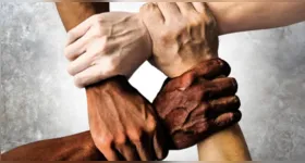 Além das vagas reservadas às cotas raciais e étnicas, muitos concursos também destinam percentual específico para pessoas com deficiência (PcD), conforme previsto na legislação.
