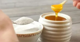 Tanto o mel quanto o açúcar refinado aumentam a ingestão de açúcares da dieta e podem contribuir para problemas de saúde.