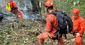 Perícia é realizada no local para investigar as possíveis causas do acidente.