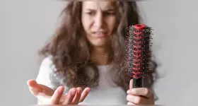 Queda pode aparecer meses após o período de estresse.
