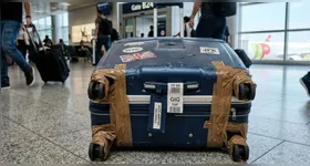 Fita deve ser retirada após a viagem para evitar dificuladades na remoção ou resíduo de cola.